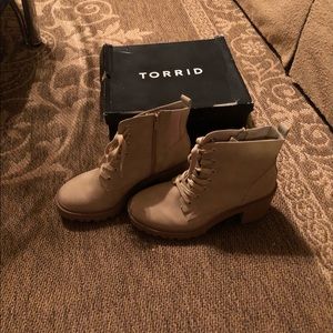 Sz 13w Beige boots